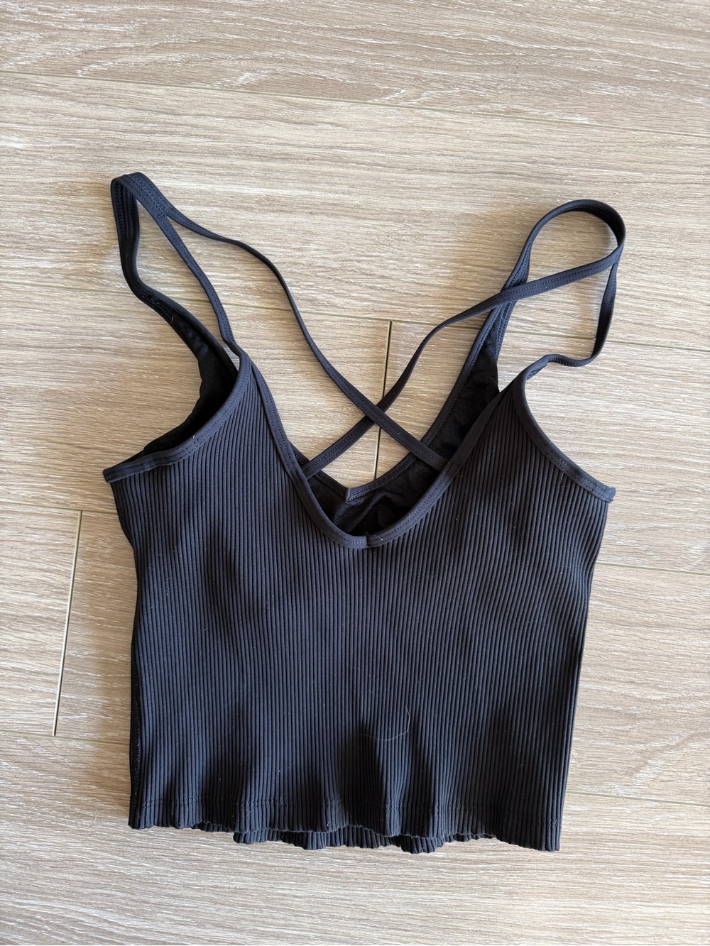 Vuori black ribbed crop tank cross cross back straps size medium - Picture 8 of 9